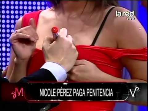 Nicole Pérez paga penitencia y Fuentes le hace un tatuaje en sus pechos