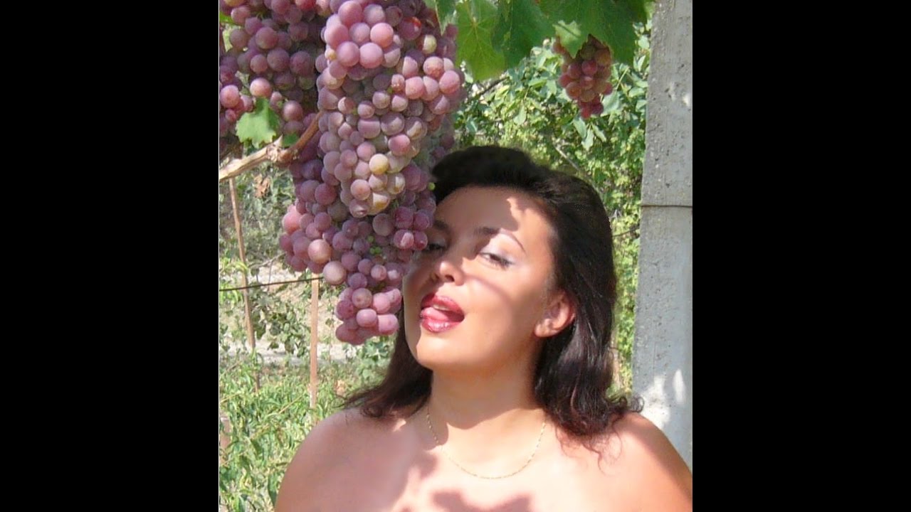 Возбудились от поедания винограда и затеяли красивую оргию