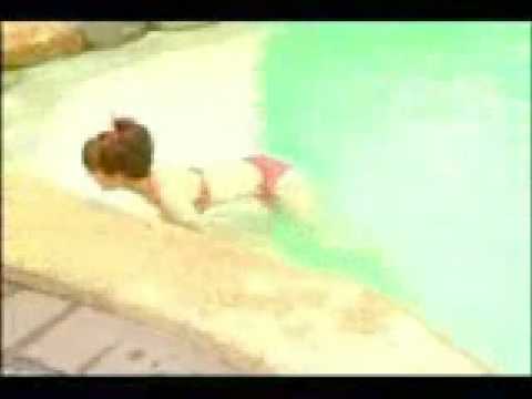 綾瀬はるかが赤いビキニ水着でプール