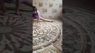 Годовалая Дочка Садится На Шпагат