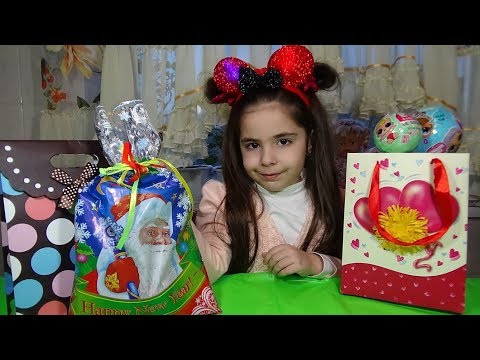 Диана и рома открывают новогодние подарки 51