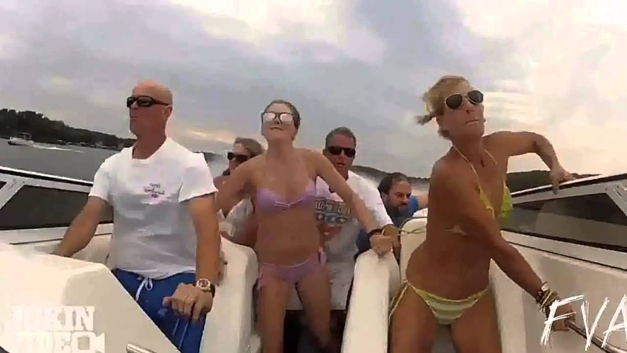 Секс двух парней и девушки на яхте гиф