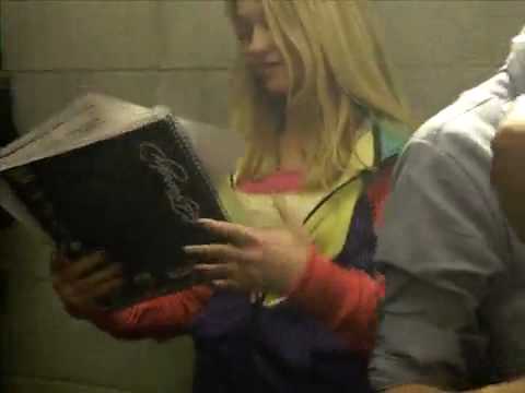 justin bieber kissing a fan in toronto justin bieber kissing a fan in toronto