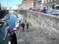 Scappa dalla polizia e si getta nei fossi: catturato