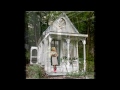 Creative Shabby chic garden furniture decorating ideas