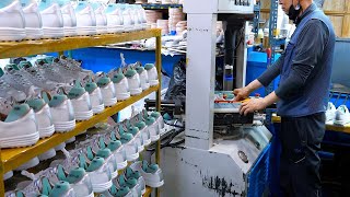 Golf ayakkabısı yapma süreci. Kore'de eski bir ayakkabı fabrikası.