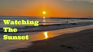 Watching the Sunset at Newport Beach / Ngắm hoàng hôn ở bãi biển Newport