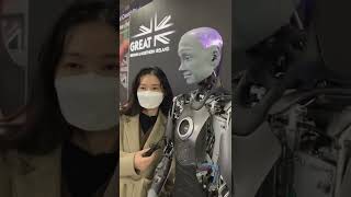 Insansı Robot Ameca, Kendisiyle Fotoğraf Çekmek Isteyen Kişiyle Konuşuyor Ve Poz Veriyor.