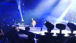 Carrie Underwood Falling On Stage Video! Carrie Underwood Falling On Stage Video!