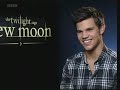 New Adorable Interview With The Stars Of New Moon- Robert Pattinson + Taylor Lautner