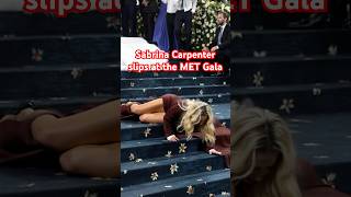 Sabrina Carpenter Poślizgnęła Się Na Gali Met