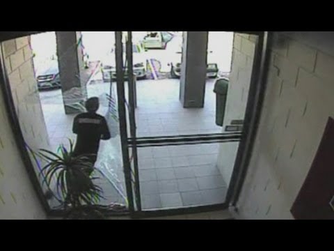 Ladrão rouba senhora e depois esbarra na porta de vidro Ladrão rouba senhora e depois esbarra na porta de vidro