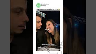 Şarkıya Kendini Fazla Kaptıran Kadın