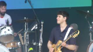 Watch Vampire Weekend Giant video