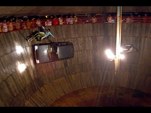 Bikes and cars stunt in Well of death - maut ka kuwa at Mahim...