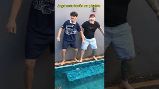 Quando Meu Irmão Pula Na Piscina E Não Sabe Madar
