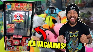 Vaciando Una Máquina De Peluches
