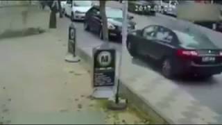 İstanbulda Maganda Kapalı Kadına Önce Omuz Sonra Yumruk Attı