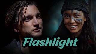 Murphy And Emori Flashlight S7 Scenes