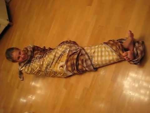 Завернутая в одеяло и связанная Завернутая в одеяло и связанная