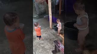 Video Lucu Banget, Dua Bocil Main Ujan Ujanan Sampai Jatuh