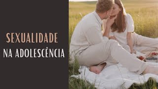 Adolescentes Sentados Em Um Prado, Trocando Beijos Ualidade Na Adolescência