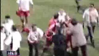 Thumb Policía golpea a un fan en un partido de fútbol, pero luego son golpeados