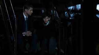 Gotham 1X01 Opening Scene Le Card Jim Gordon Meets Alfred Pennyworth
