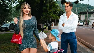 Dulce Niño Rompe Su Alcancía Y Usa Sus Ahorros Para Comprar Un Papá