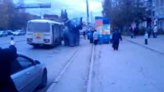 Видео Слон и автобус (Екатеринбург ул. Белореченская) от Samsonov G., улица Смазчиков, Екатеринбург, Россия