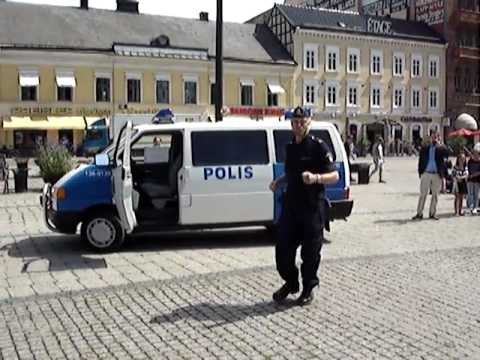 Swedish policeman dancing - polis dansar på stortorget i malmö
