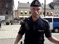 Swedish policeman dancing - polis dansar på stortorget i malmö