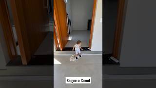 Criança Fofa Olha Meu Ajudante Mostrando A Casa