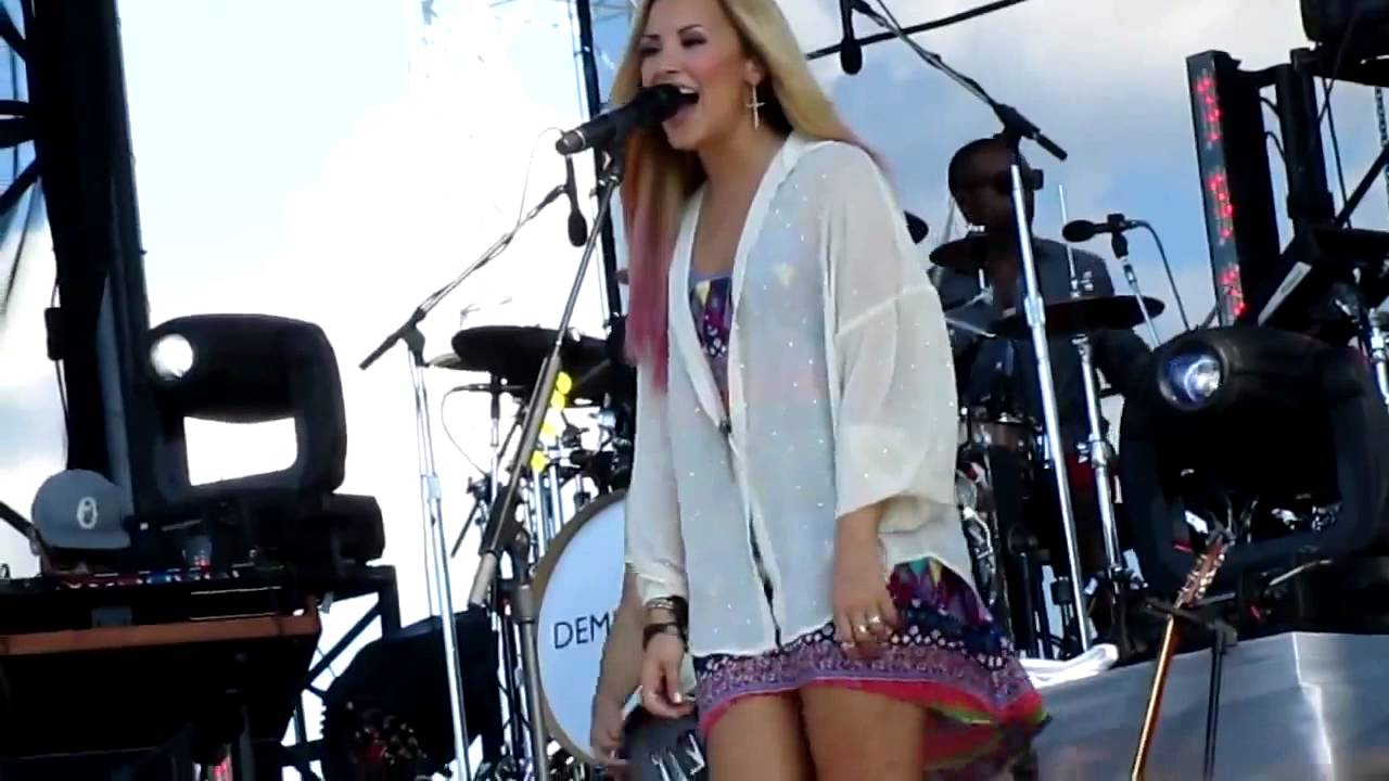 Wind blowing dress video