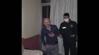 Kumar Baskınında Perdenin Arkasına Saklanmaya Çalışan Komik Adam