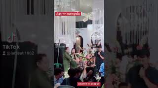 Hanya Pakai Daster ,Sang Istri Datang Menyawer Suami Yg Sedang Bernyanyi Dengan Biduan