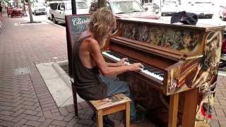 Indigente Toca El Piano Magistralmente Y Asombra Con Su Destreza Indigente Toca El Piano Magistralmente Y Asombra Con Su Destreza