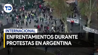 Enfrentamientos Entre Manifestantes Y Policías Frente Al Congreso De Buenos Aires, Argentina