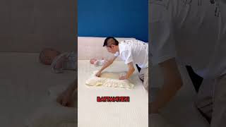 Bebeğine Şahane Bir Yatak Yapan Baba