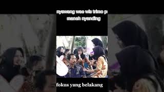 Fokus Cewek Di Belakang