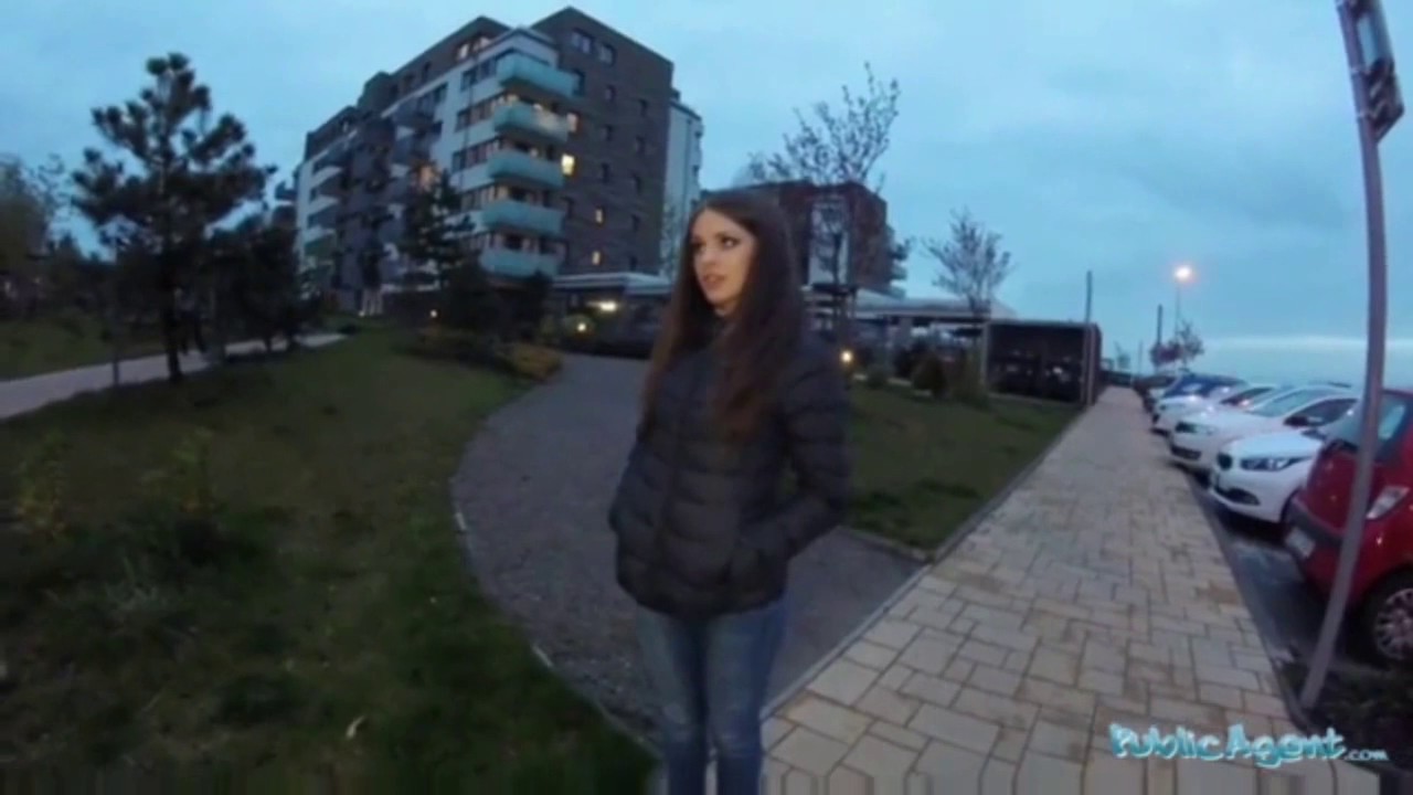 Чешский пикапер ебет за деньги молодую студентку на зелёной травке