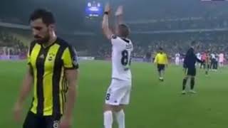 Caner Erkin'e küfür edilirken, Caner alkışla tempo tutuyor.