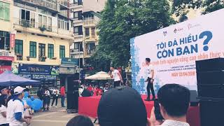 Hotboy ca giọng nữ làm cả phố đi bộ nổi da gà
