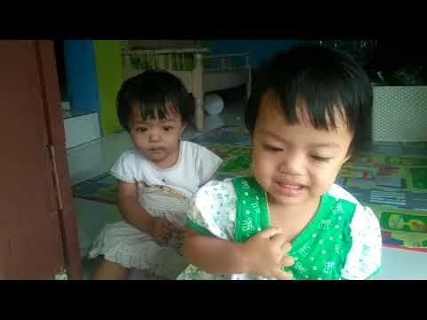 Cantiknya anak kembarku potong rambut