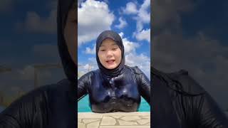 Meimei Chan Berenang Di Kolam Renang, Tetenya Besar Basah Dan Berkilau Kayak Cermin