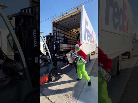 The grinch wanted a new skate obstacle for Christmas! 🎄🛹