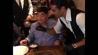 Diego Maradona Comiendo En Dubai Lo Sirve El Famoso Salt Bae