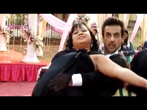 Comedian Bharthi dancing with Adnan Sami