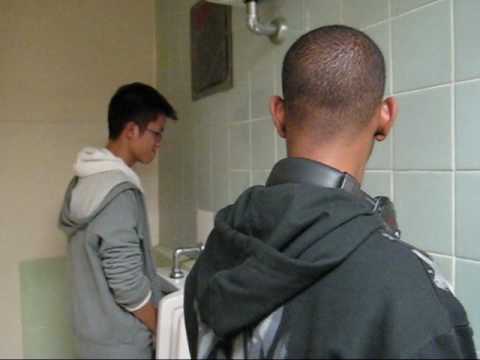 После классного минета парень с камерой устроил секс в туалете 