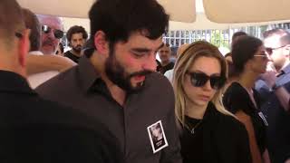 Akin Akinözü Annesi̇ni̇n Cenaze Töreni̇nde Tabutuna Sarilarak Gözyaşlarina Boğuldu